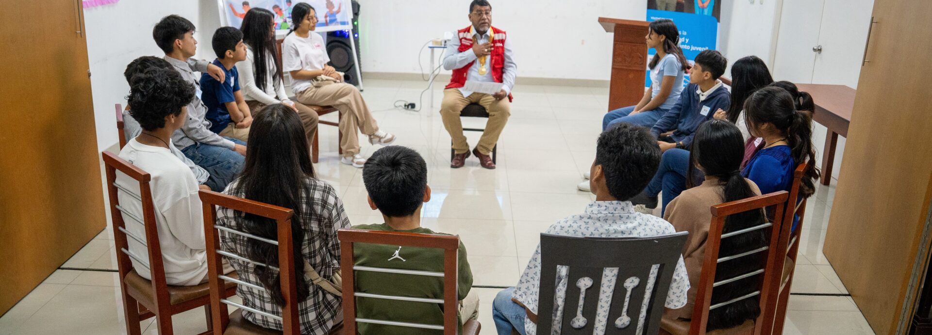 Folk sidder i en rundkreds