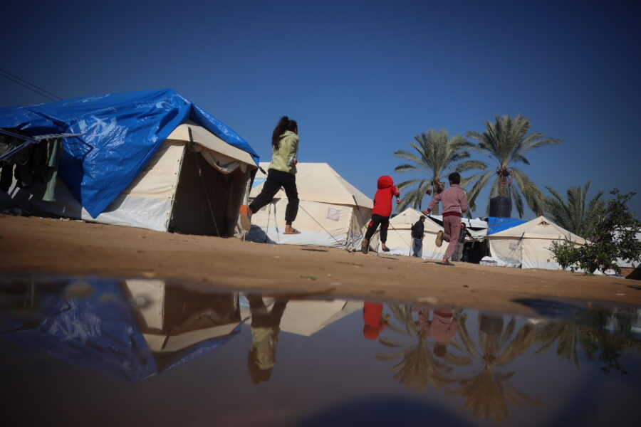 Børn, der løber i SOS Børnebyernes teltlejr i Gaza