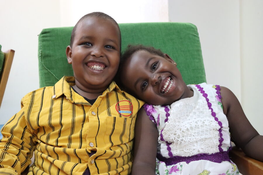 to børn i lænestol, smiler, søskende, somalia