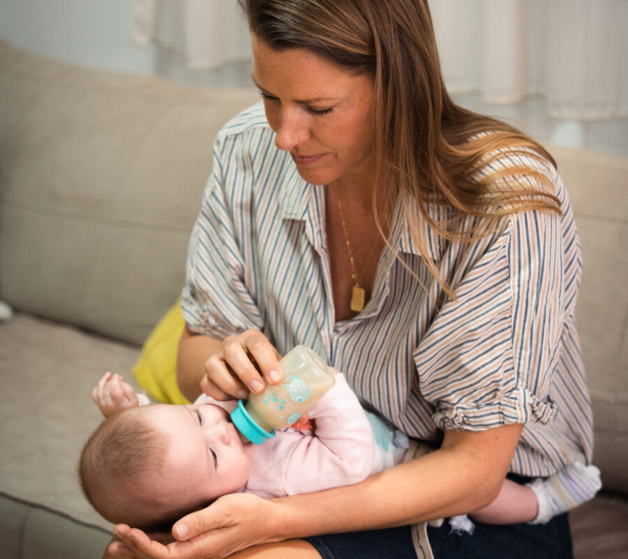 Anne Lie Kaas giver en baby sutteflaske på SOS Børnebyernes spædbarnshjem i Nordmakedonien i 2025.