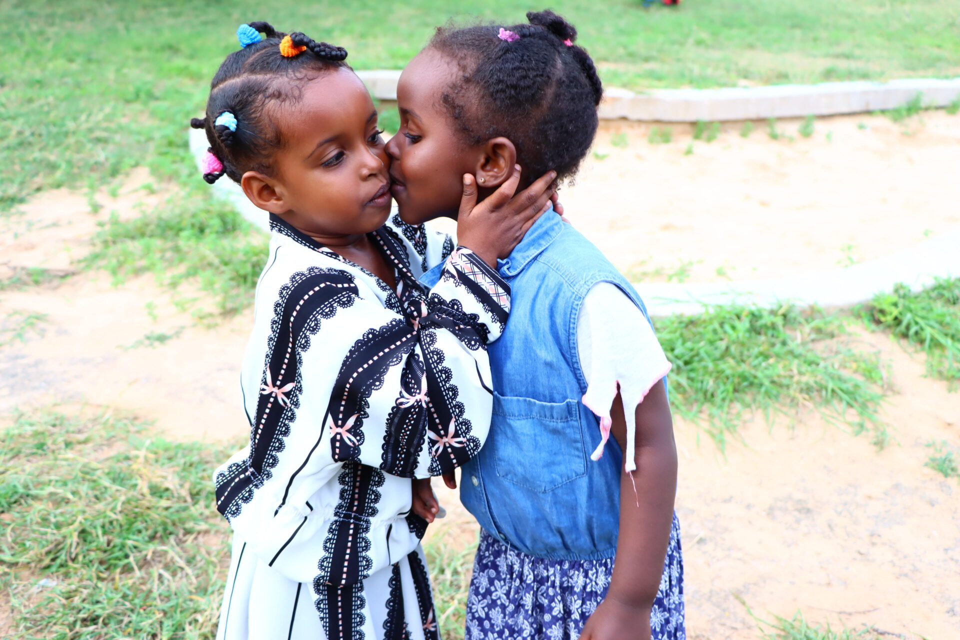 to små piger krammer - Somalia