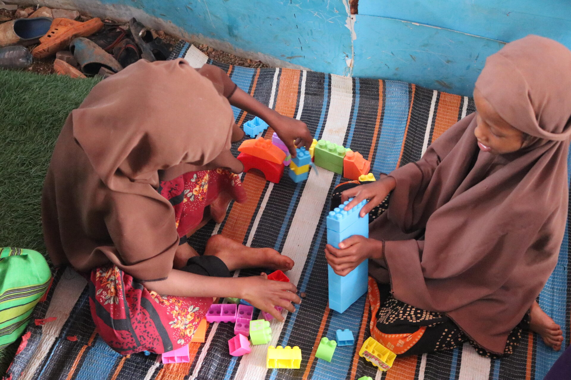 to piger leger. Somalia. børnevenligt område.