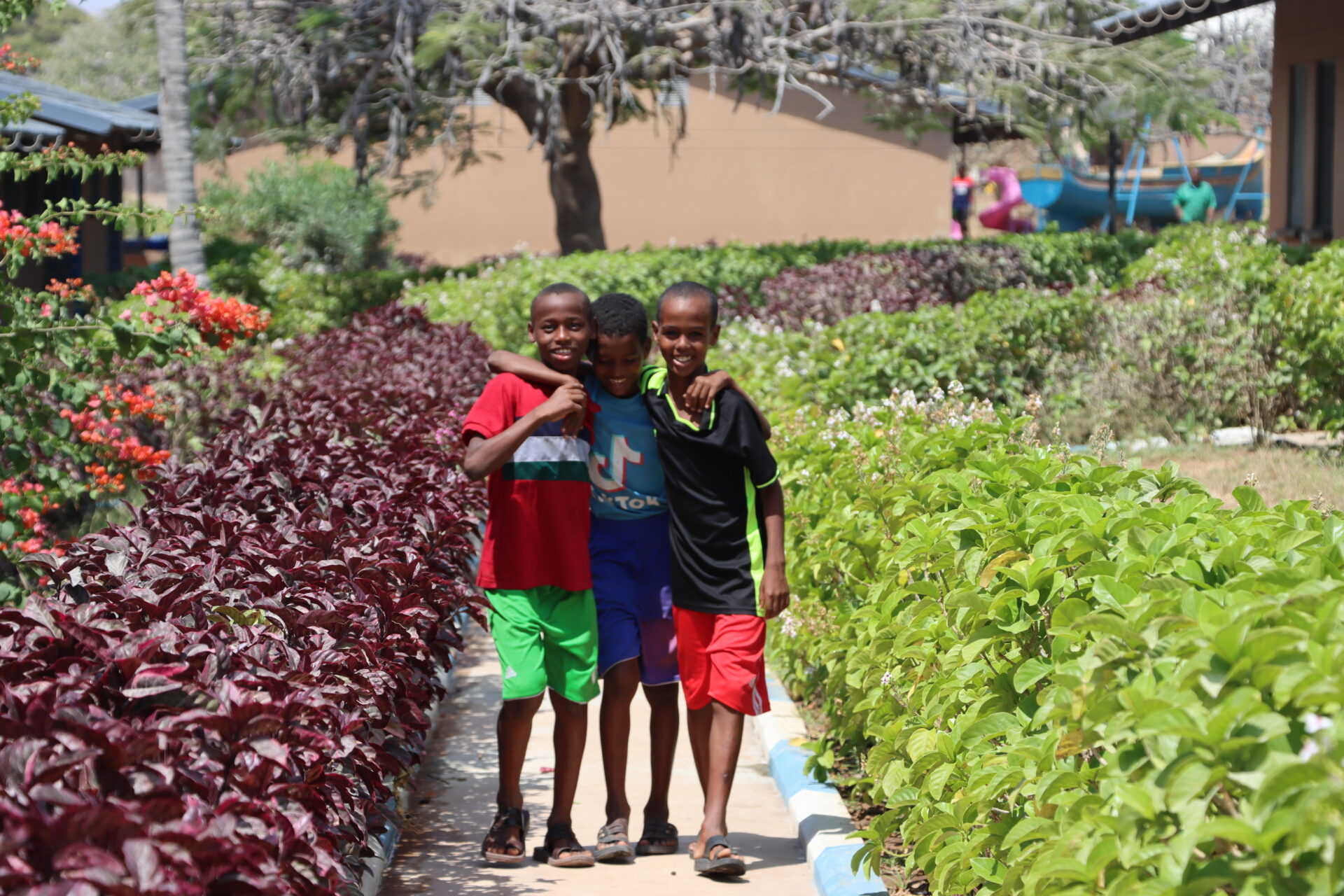 tre drenge i en børneby i Somalia