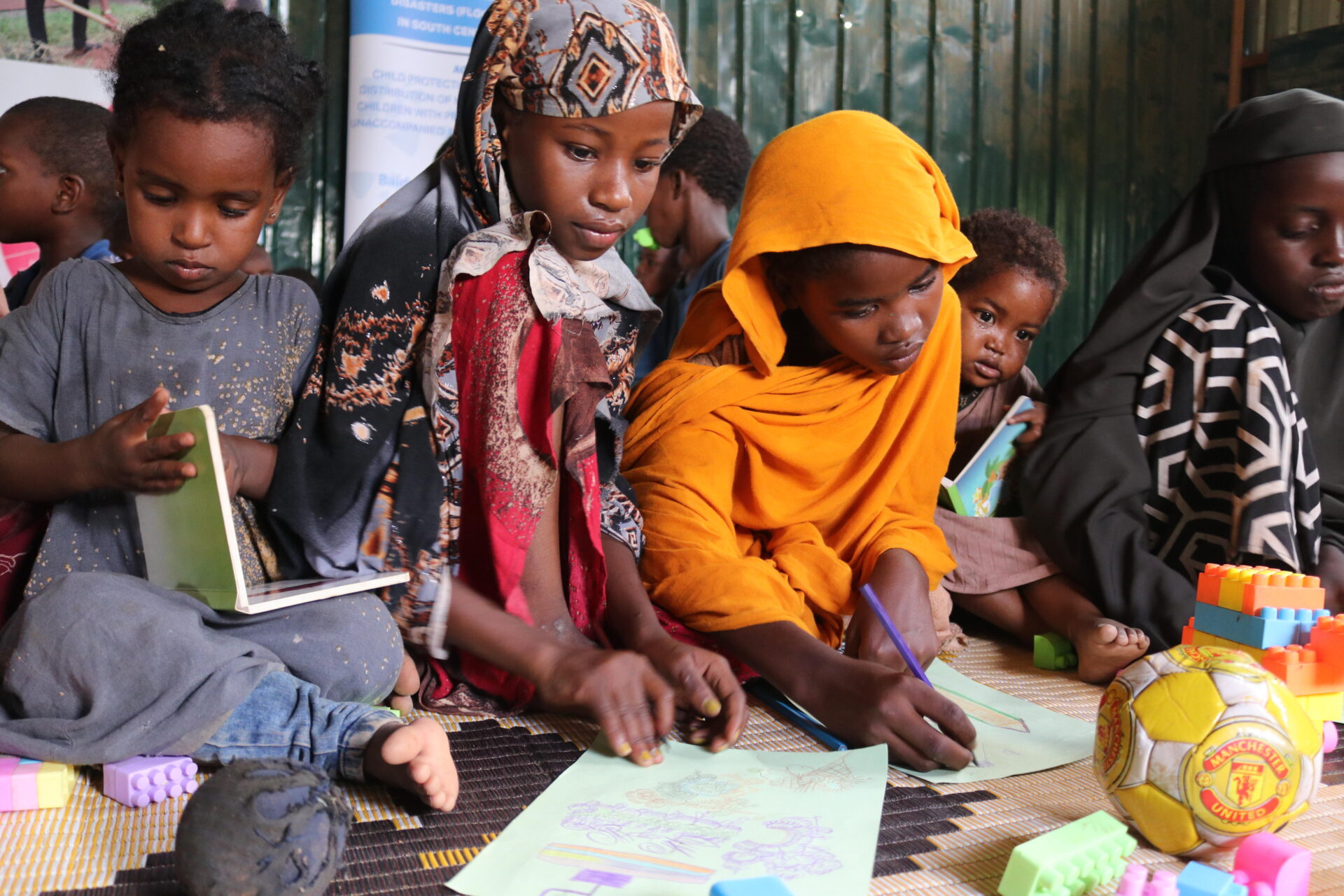 Fire børn leger SOS Somalia børnevenligt område