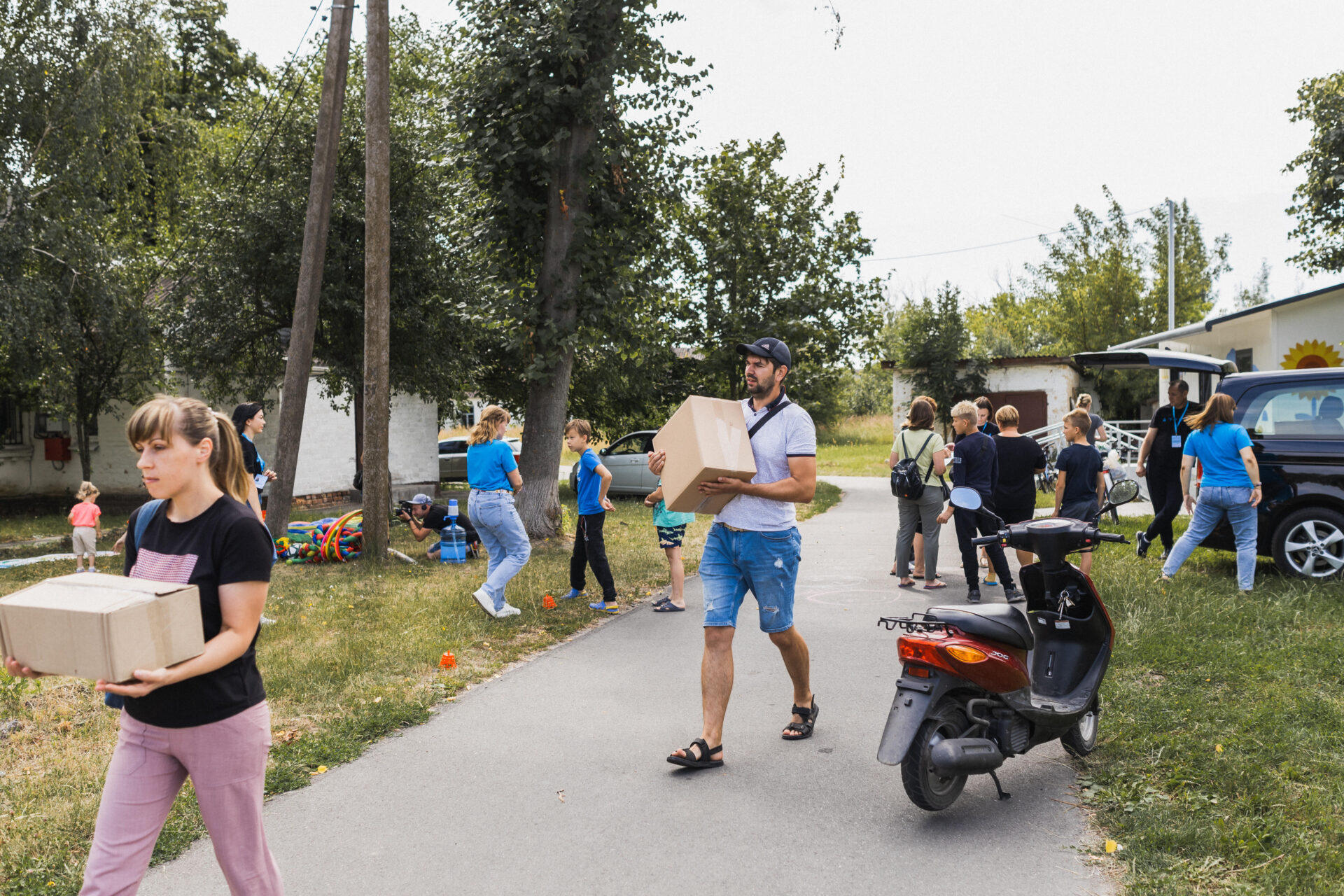Familier får udleveret kasser med nødhjælp på en gade