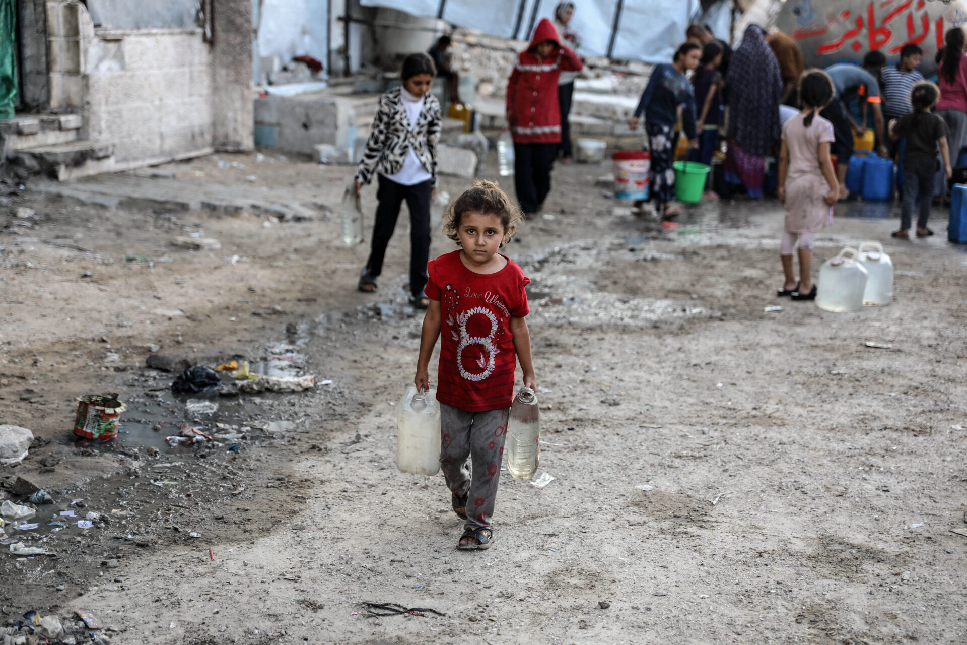 Pige der henter vand i Gaza
