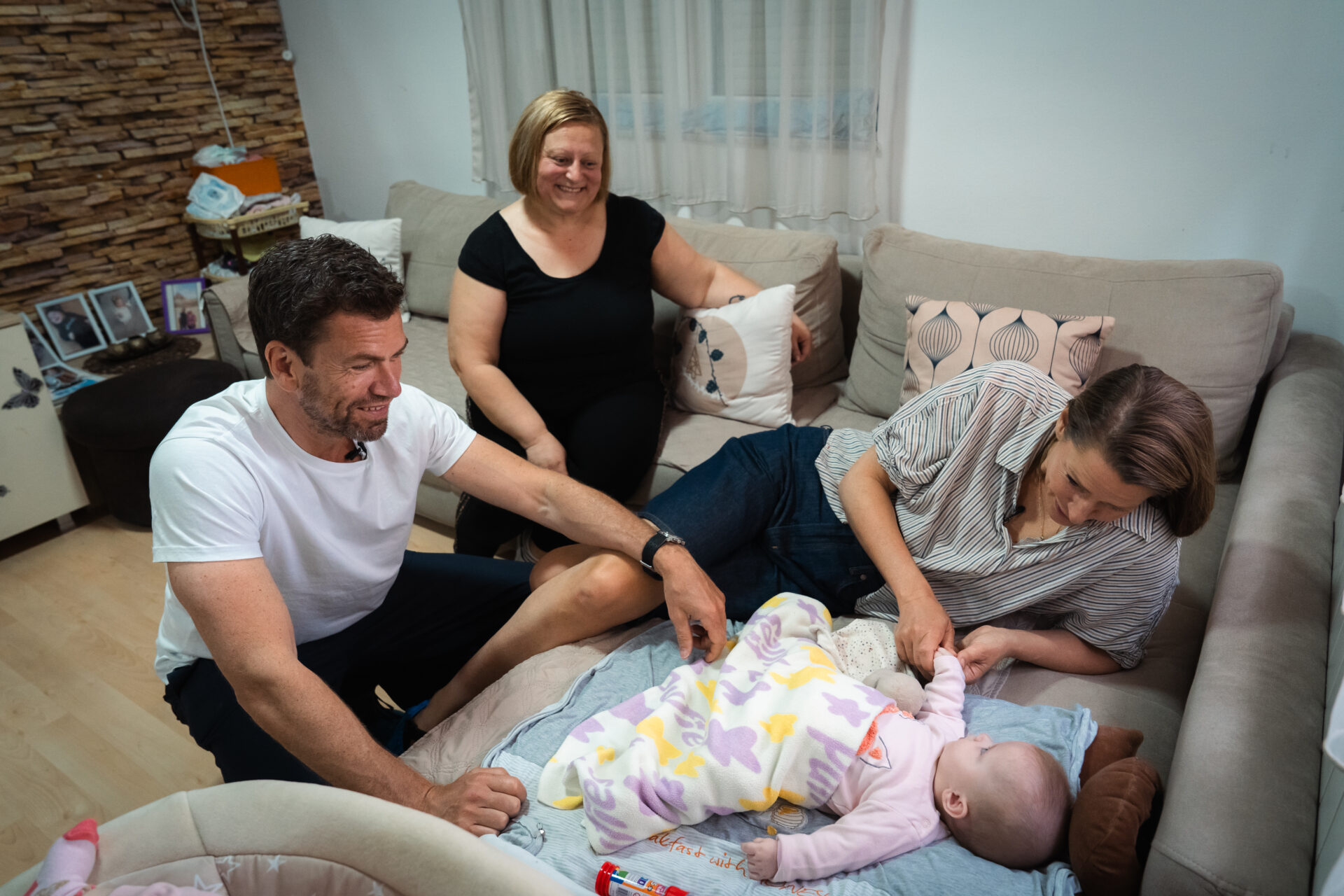 Anne og Nikolaj Lie Kaas møder baby og plejemor i Nordmakedonien