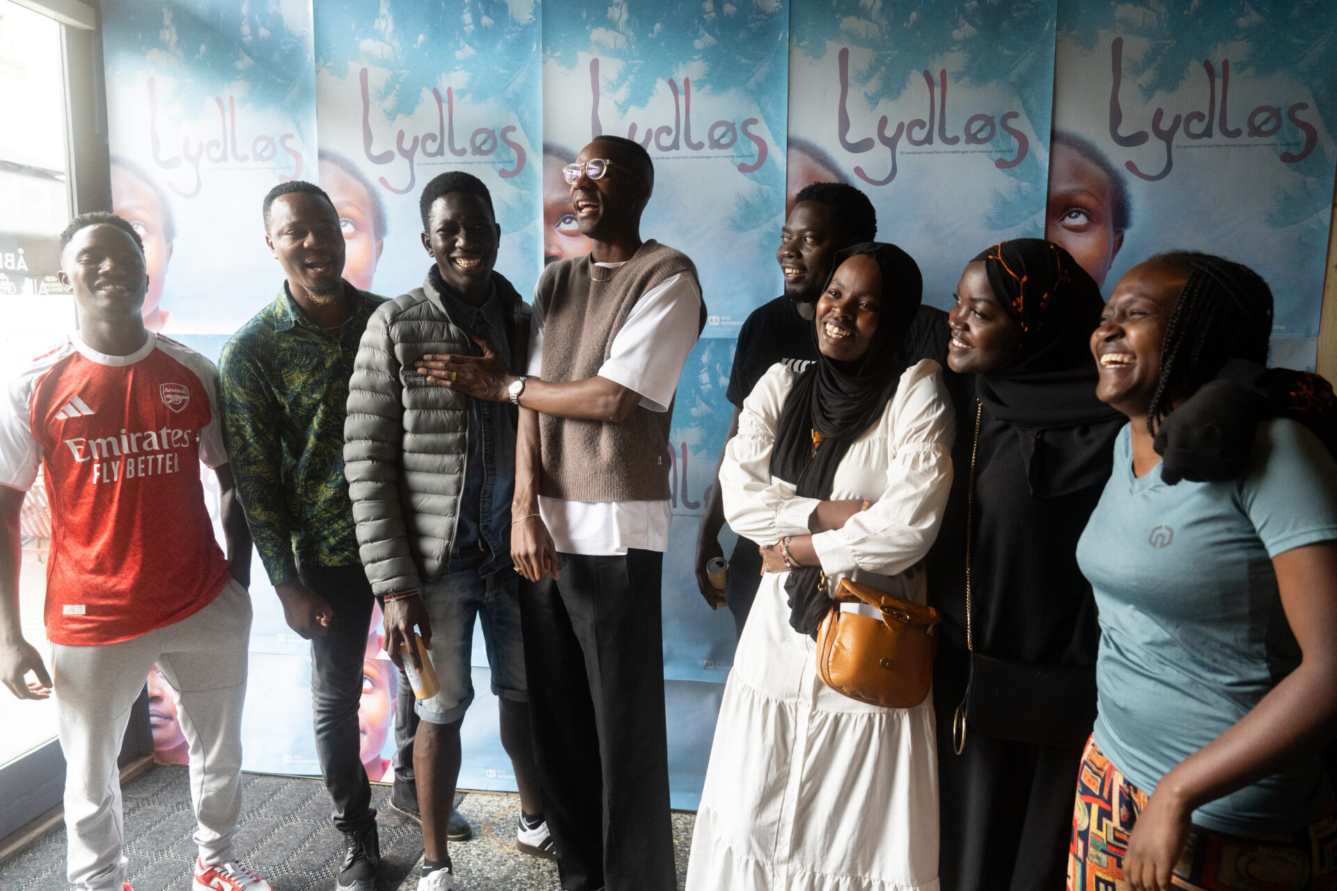 Sanger JJ. Paulo og syv ungerådgivere fra SOS Børnebyernes projekt Leave No Youth Behind i Kenya til premiere på podcasten 'Lydløs' i Empire Bio i København.