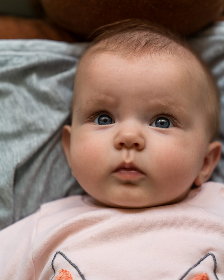 baby i lyserød sparkedragt