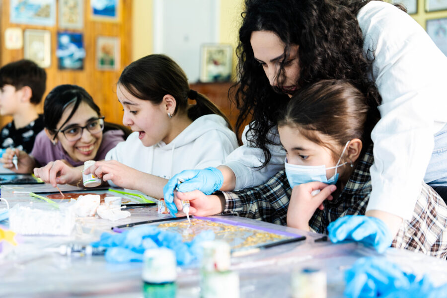 Der er både plads til grin og de svære følelser på SOS Børnebyernes kunstterapihold. På dagens hold maler børnene på glas. Kunstterapihold i Armenien