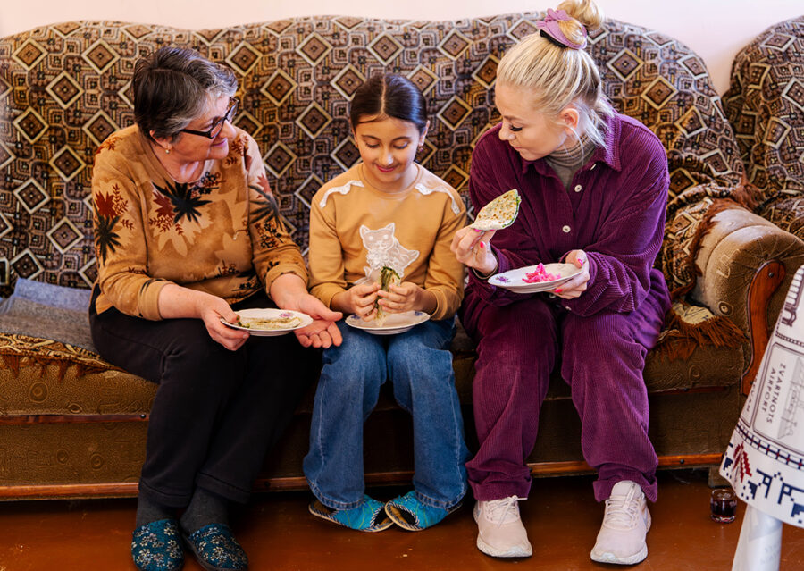 Mille Gori på besøg hos flygtningefamilie i Armenien