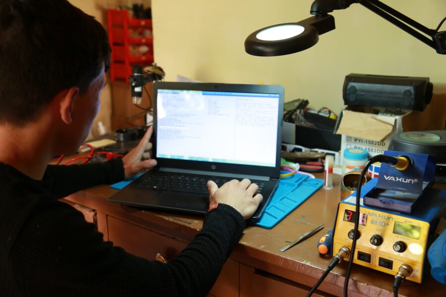 Mand sidder og skriver på computer