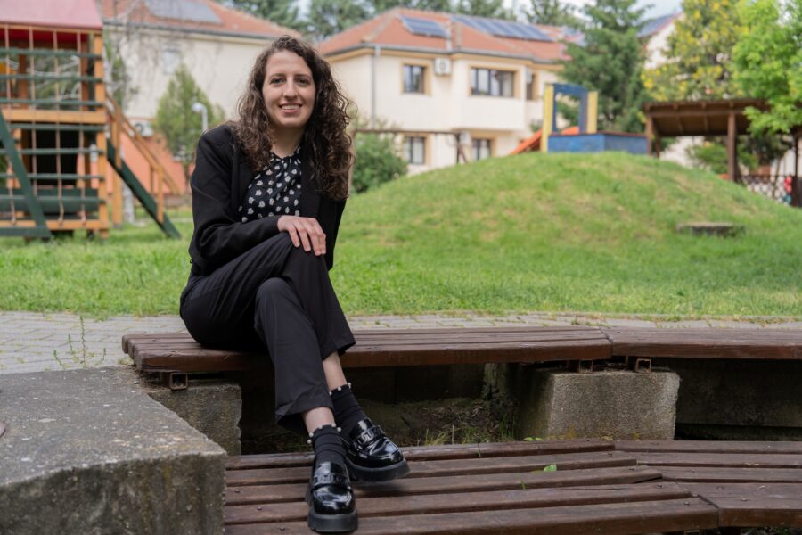 Marija sidder udenfor