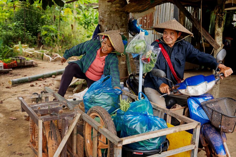 Par på knallert på vej på marked i Laos