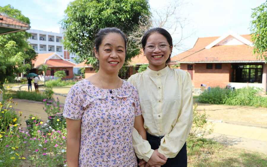 Linh og hendes tidligere SOS-mor i haven ved børnebyen