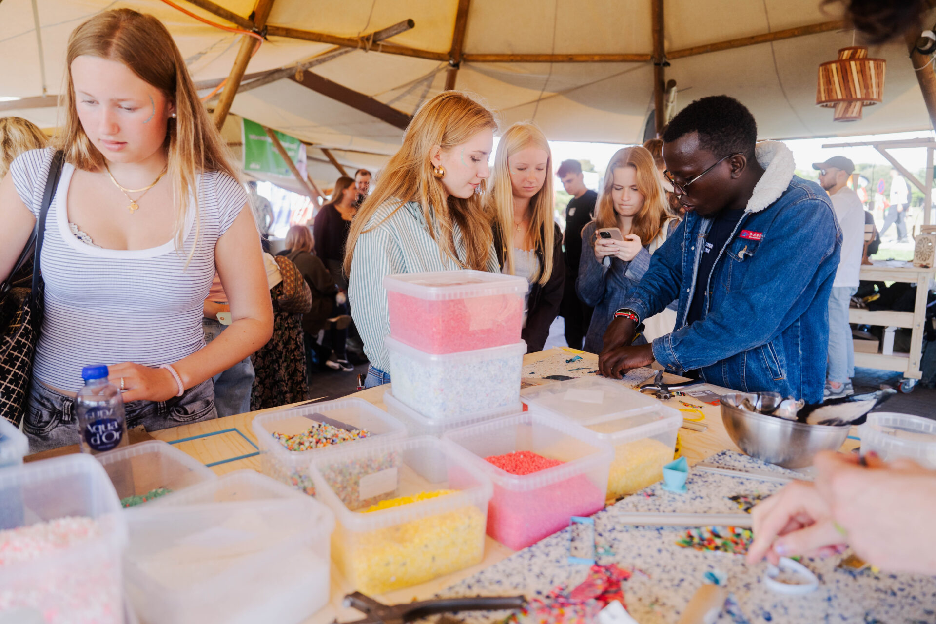 Ung fra Kenya viser danske unge plastikworkshop
