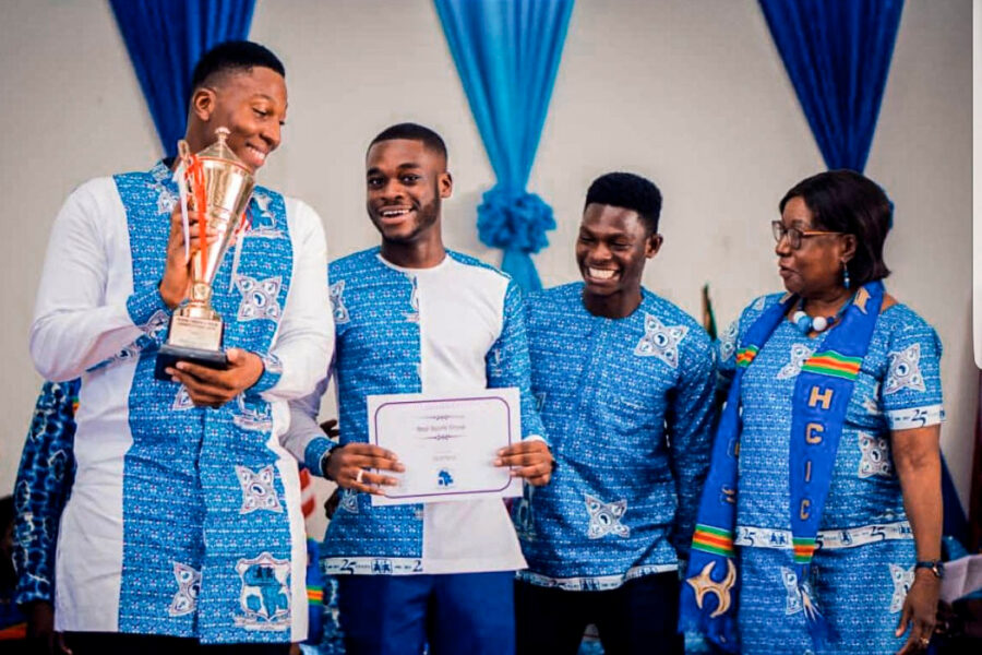 Patrick fra Ghana får sit eksamensbevis