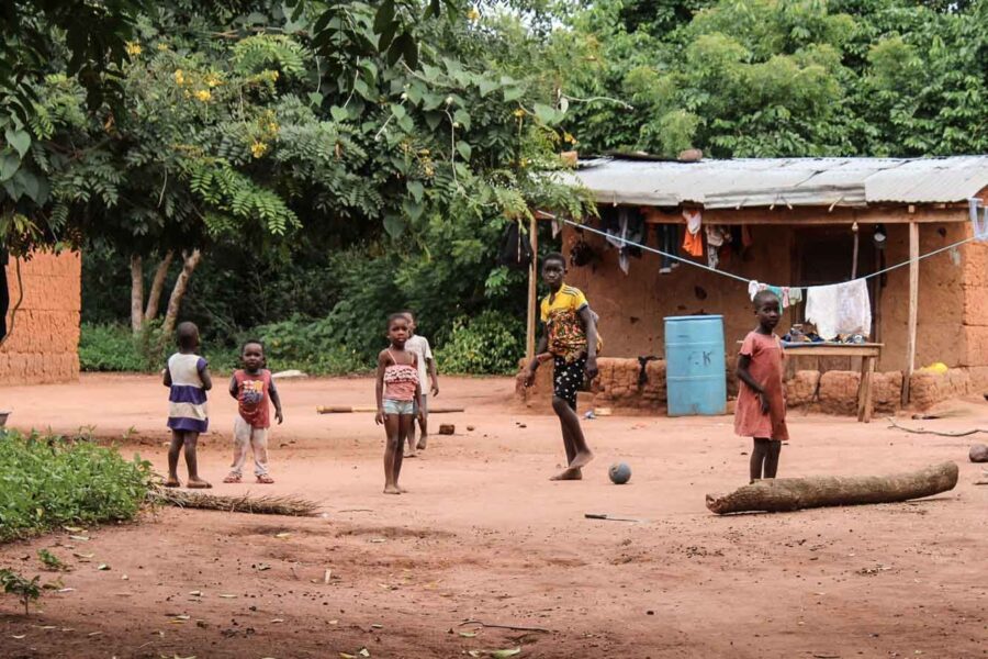 En gruppe børn i en landsby i Ghana