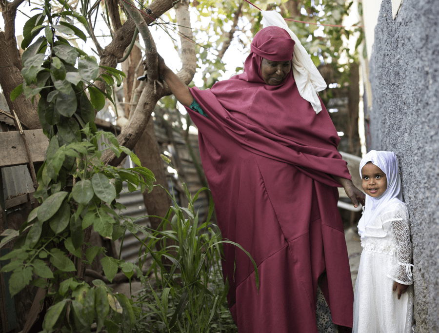Aisha står med sin SOS-mor