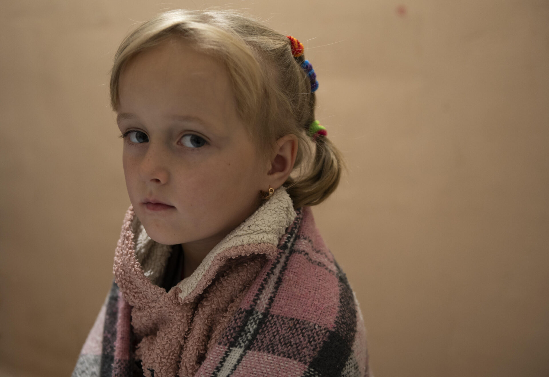 Pige med tæppe omkring sig - Ukraine