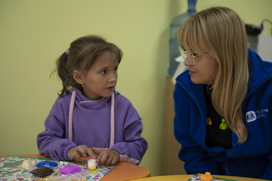 Lærer og barn laver aktiviteter