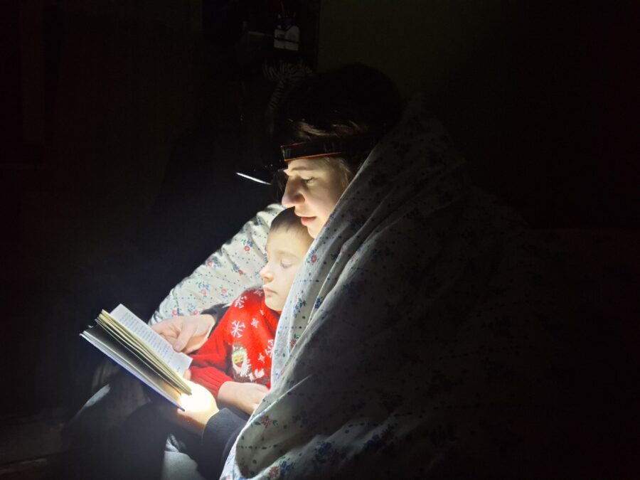 Voksen læser for barn med pandelampe - Ukraine