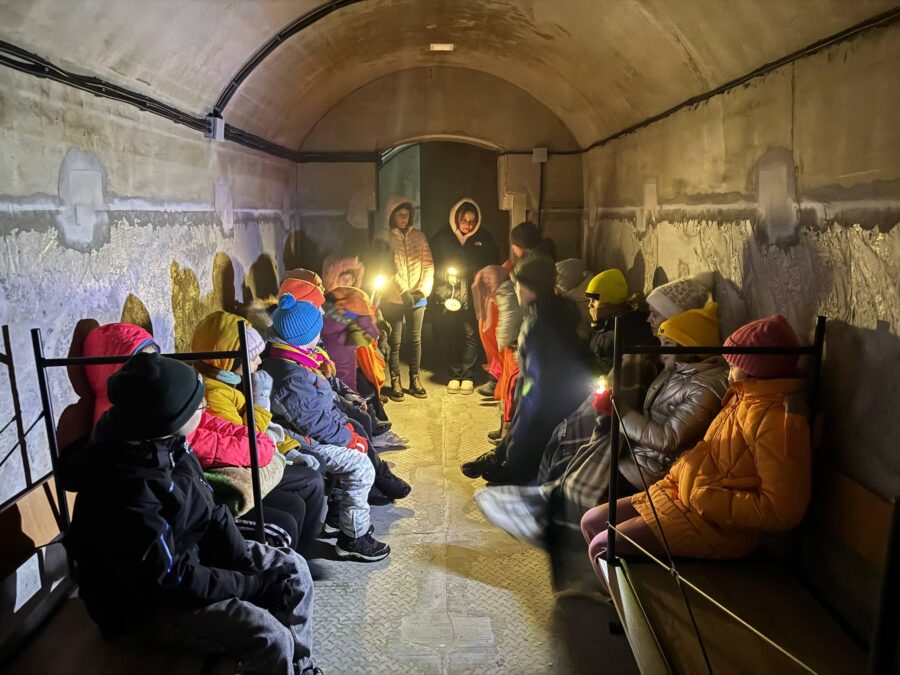 Børn i beskyttelsesrum i SOS Children’s Village Brovary under beskydning.