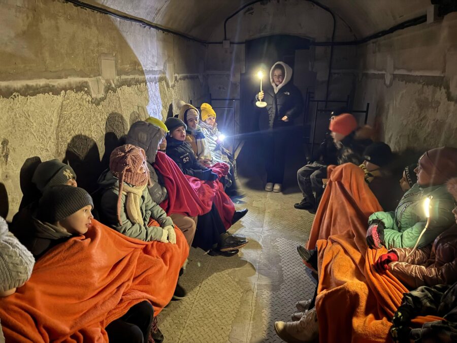 Børn i beskyttelsesrum i Brovary Ukraine