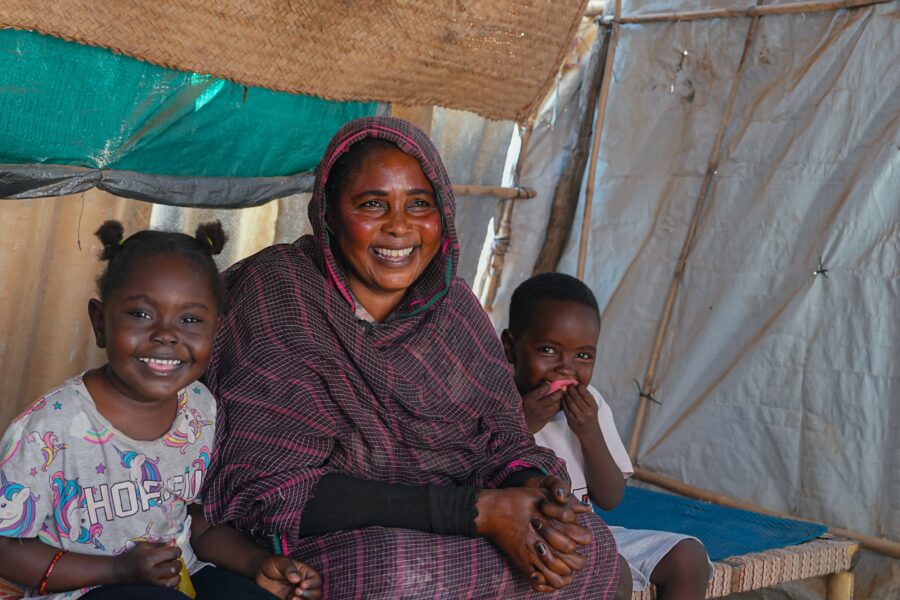 Mor og børn i telt, Sudan