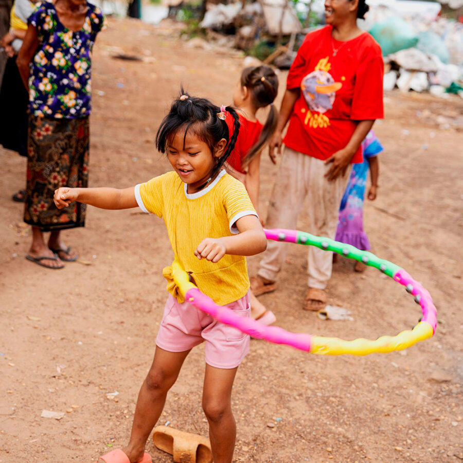 Pige leger med hulahopring - Laos