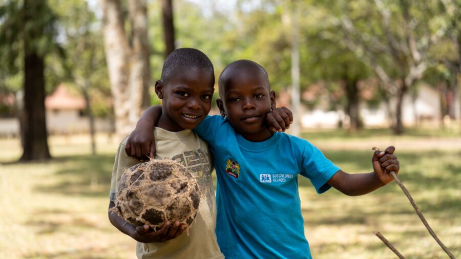 To drenge med fodbold, børneby i Kenya