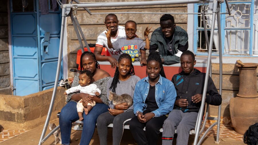 Familien sidder foran onekl stephens hus, kenya