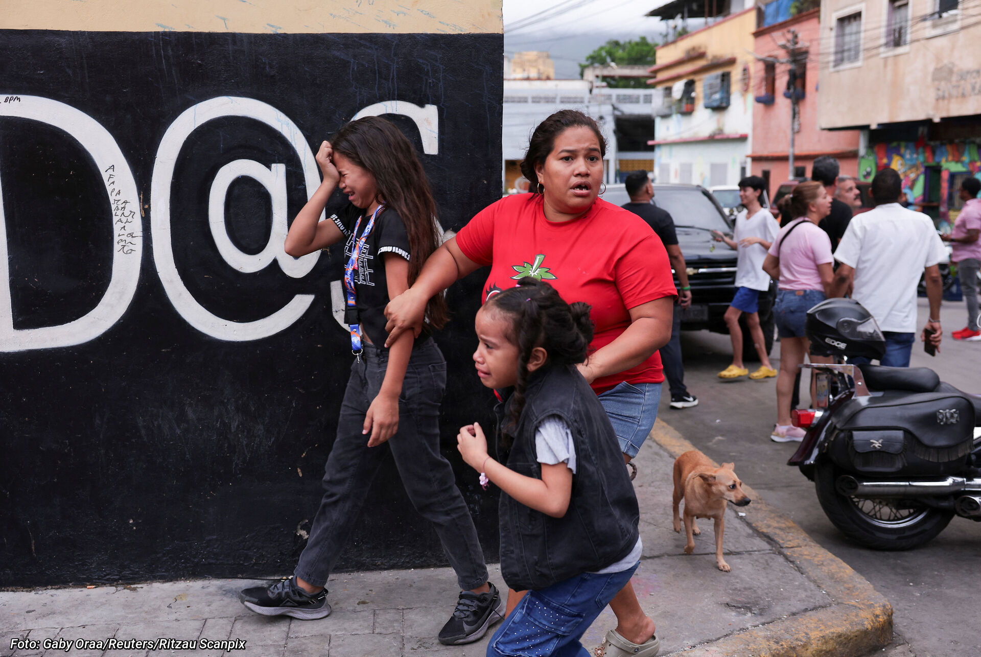Kvinde og to børn efter jordskælvet i Venezuela