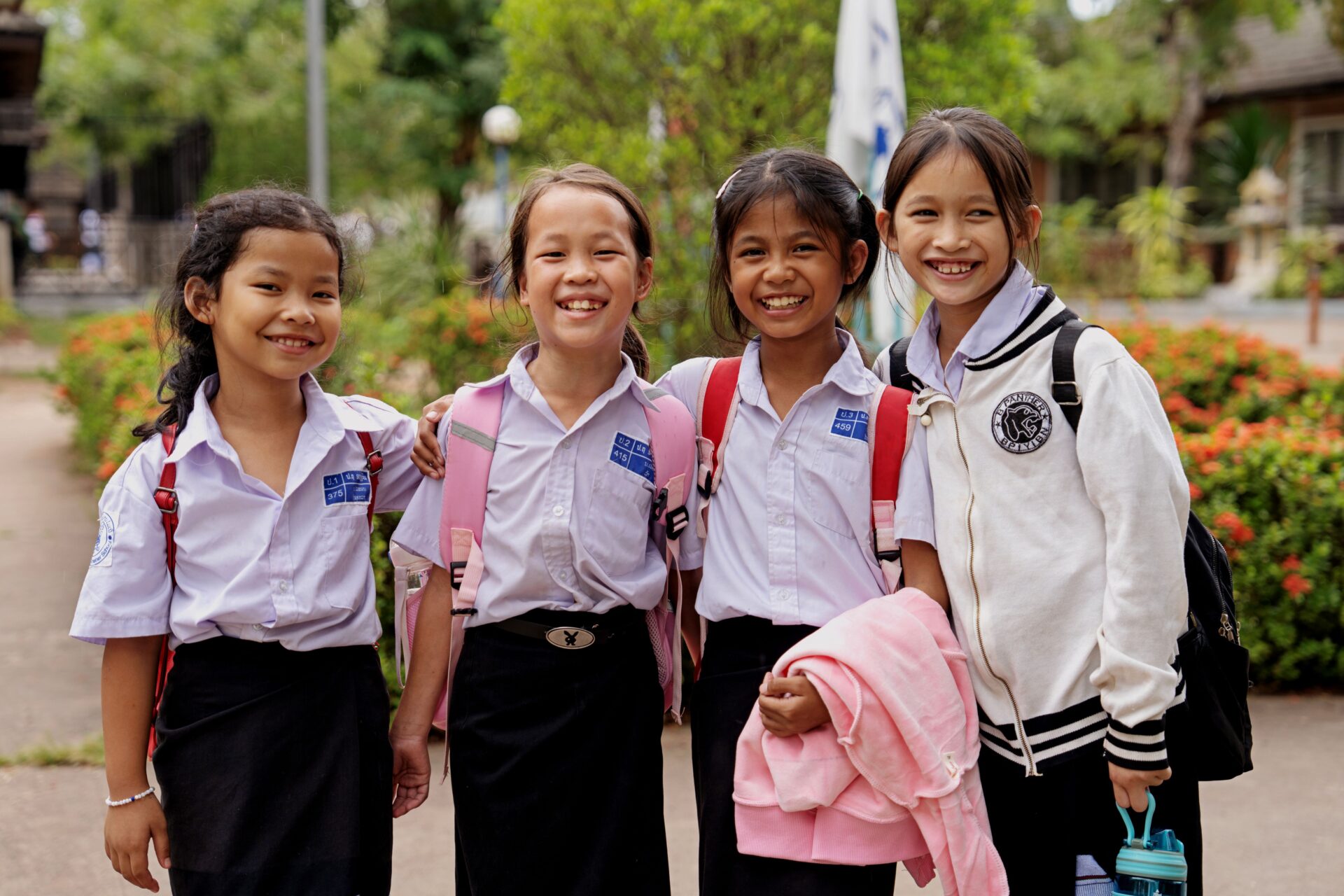 Fire piger fra børneby på vej i skole, Laos