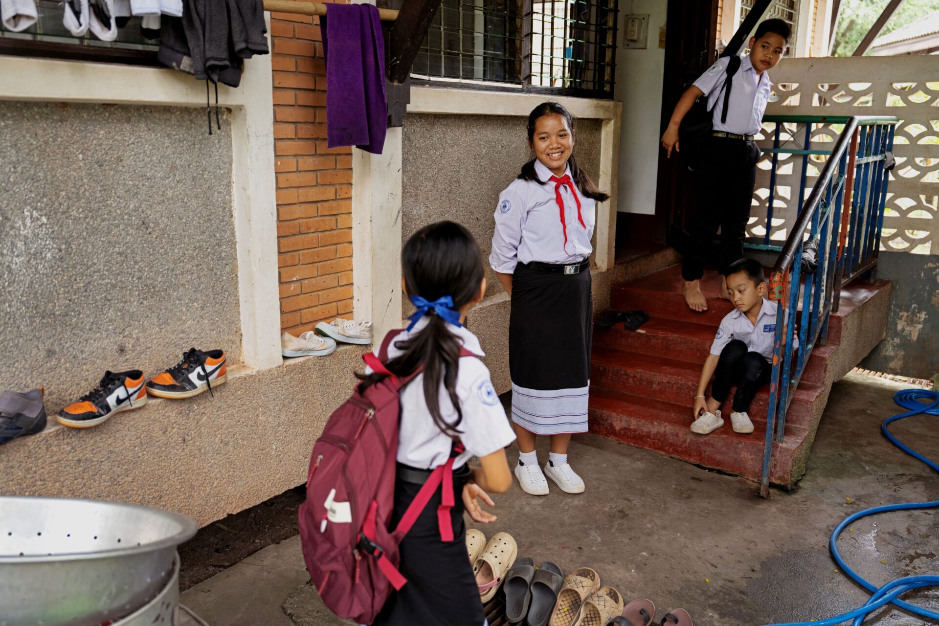 Børn fra børnebyen gør sig klar til at tage i skole, Laos