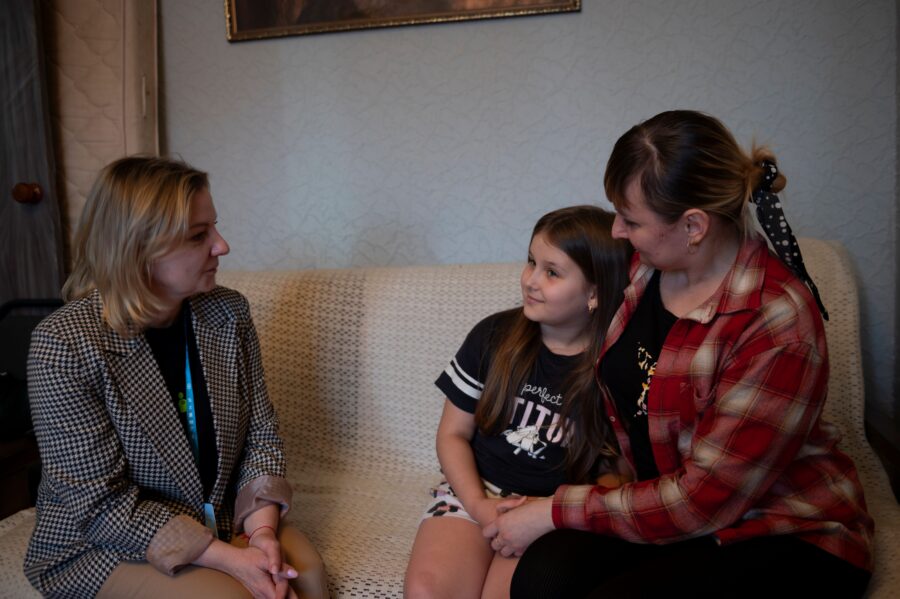 Socialrådgiver på besøg hos mor og datter, Ukraine