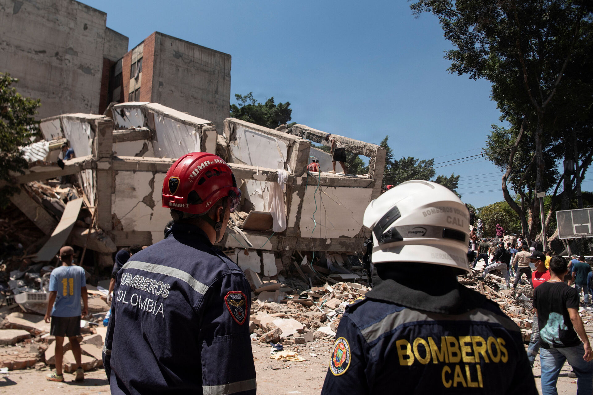 Brandmænd til stede efter jordskælv i Cali, Colombia.