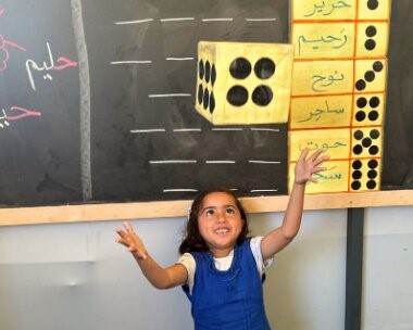 Pige kaster med terning i matematikøvelse, Gaza