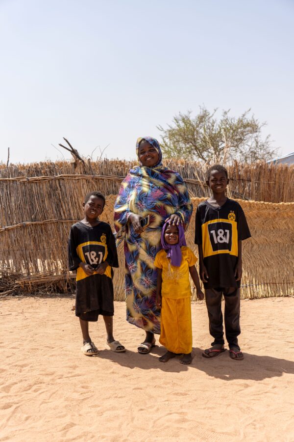 Khamissa med sine tre børn, flygtningelejr i Tchad