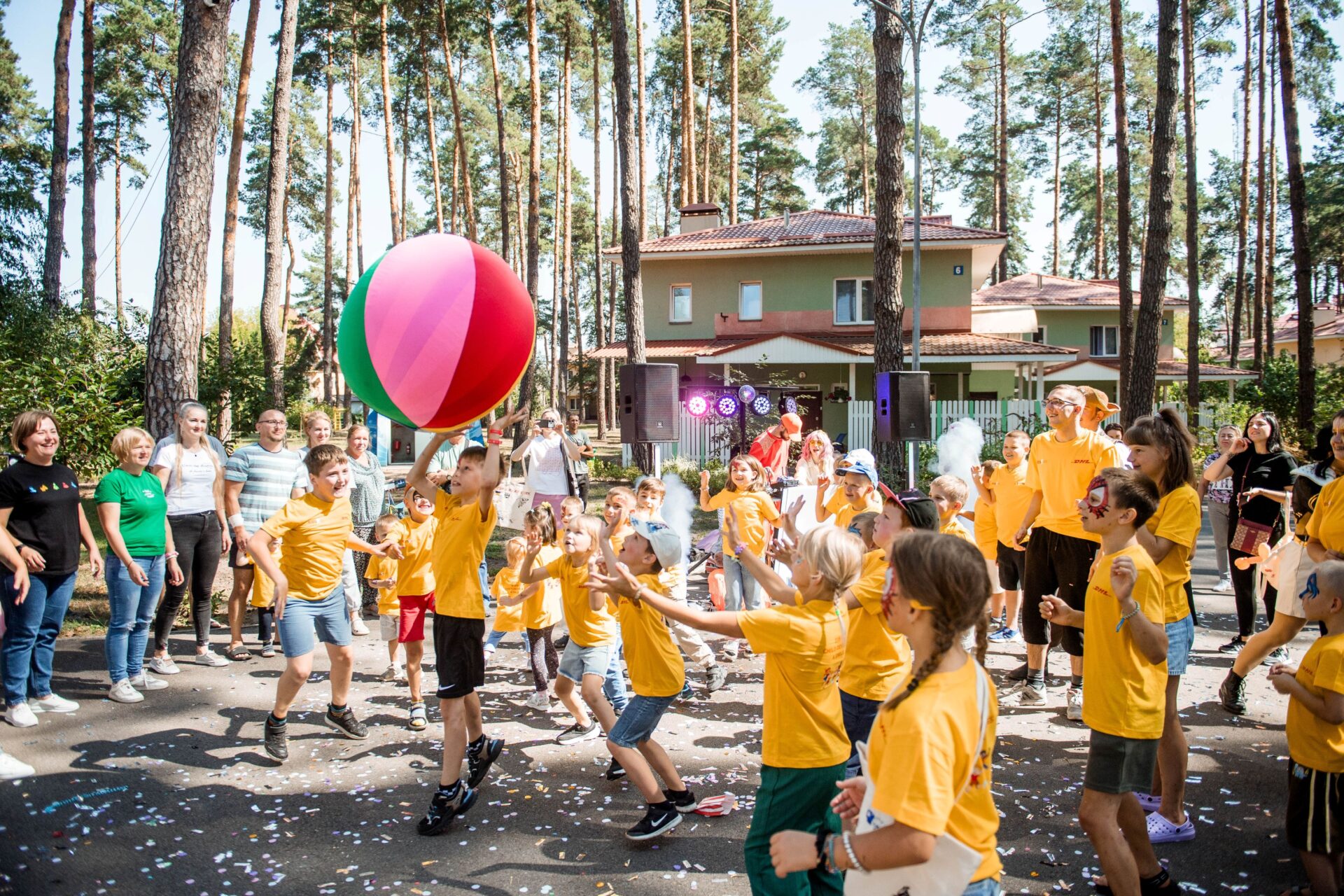 børn til fest i børneby i Ukraine